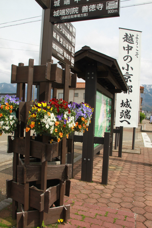 城端駅前花飾り