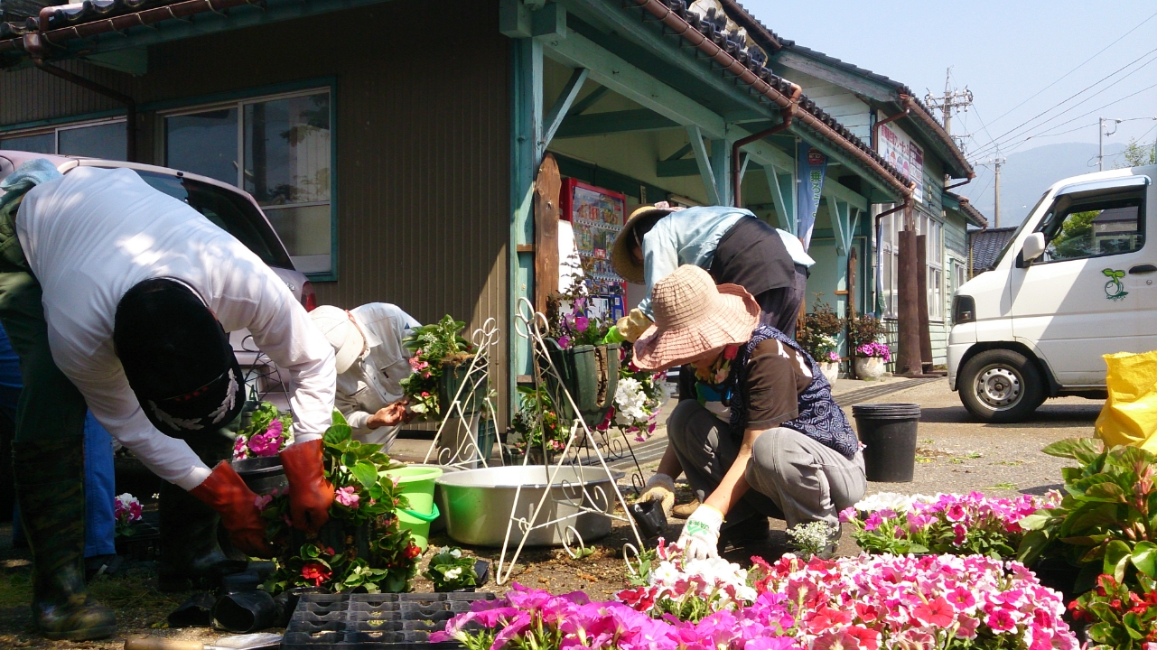 駅前花飾りも模様替え☆