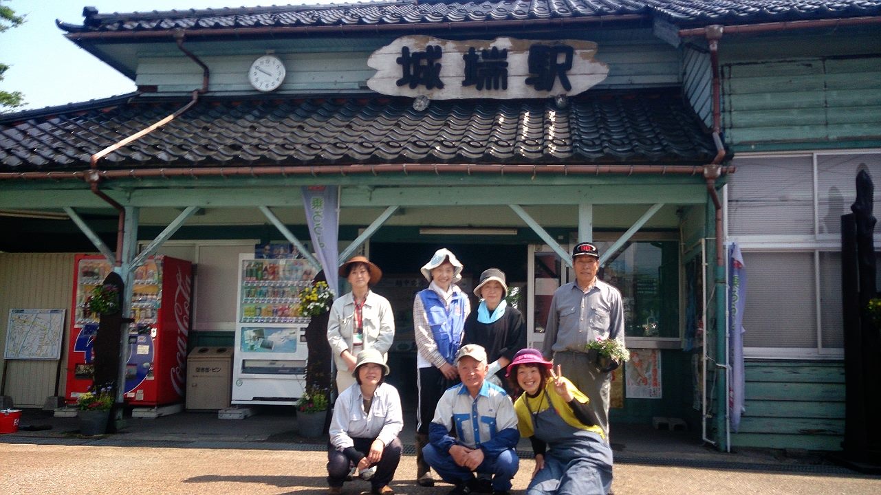 城端駅前花飾りボランティア
