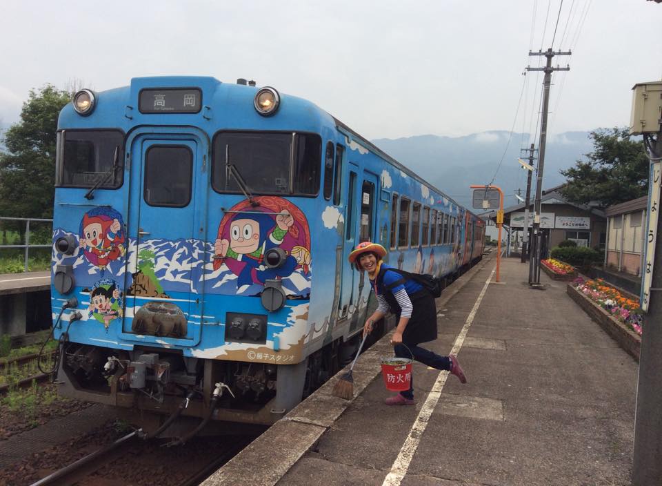 駅前花飾り水やり風景盗撮！！(笑)