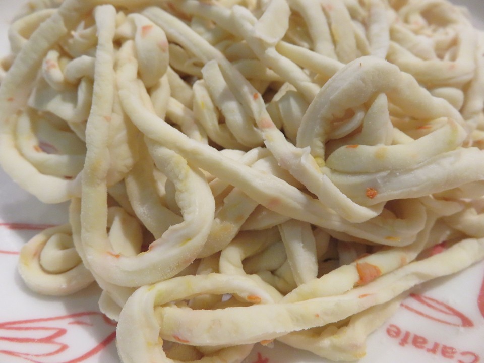 うどんに美食花を練り込みました！！