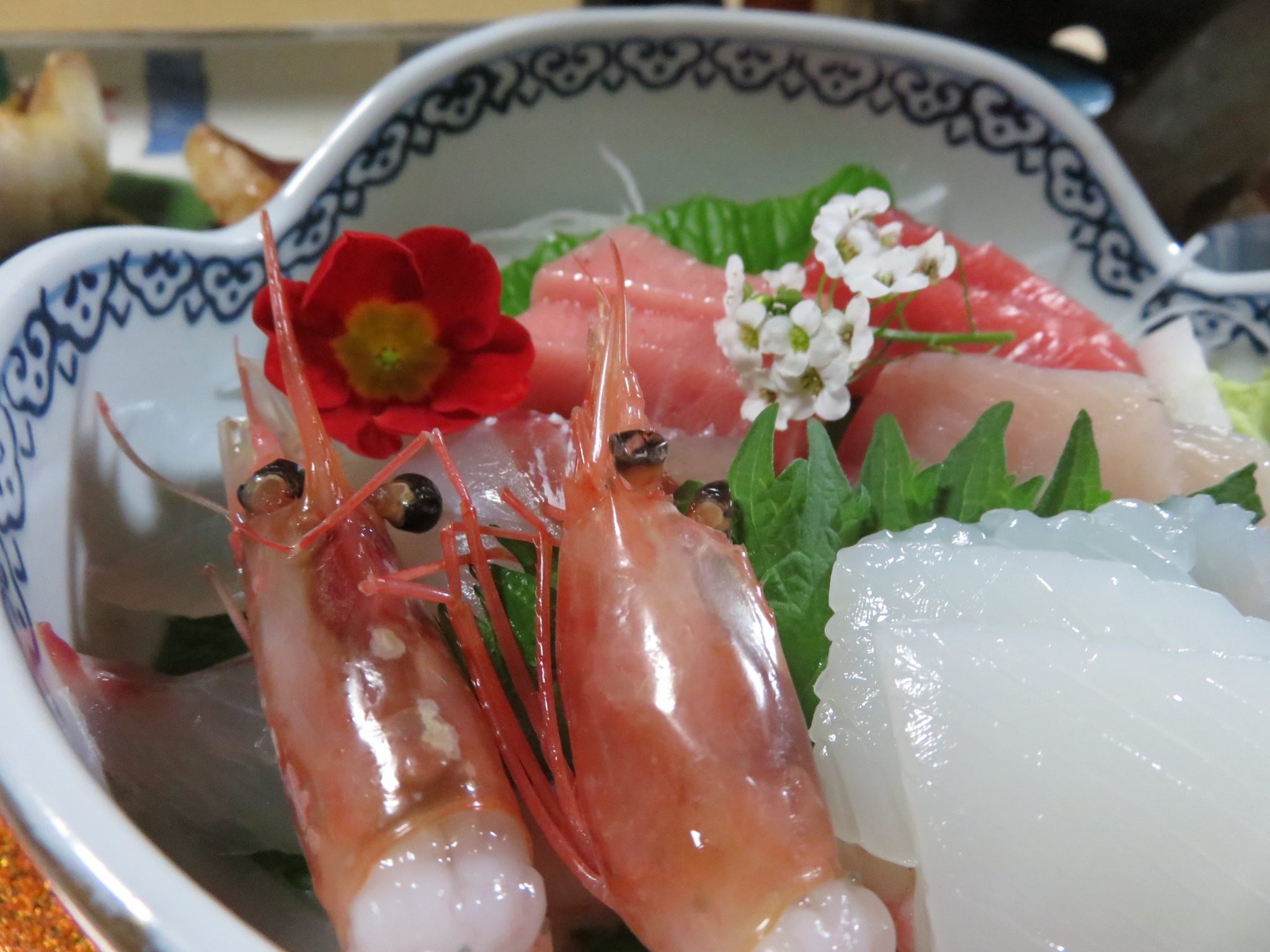 ご近所の魚屋さんの仕出しの御膳に♪
