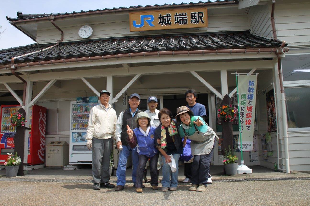 2016春夏コレクション「城端駅前花飾り」