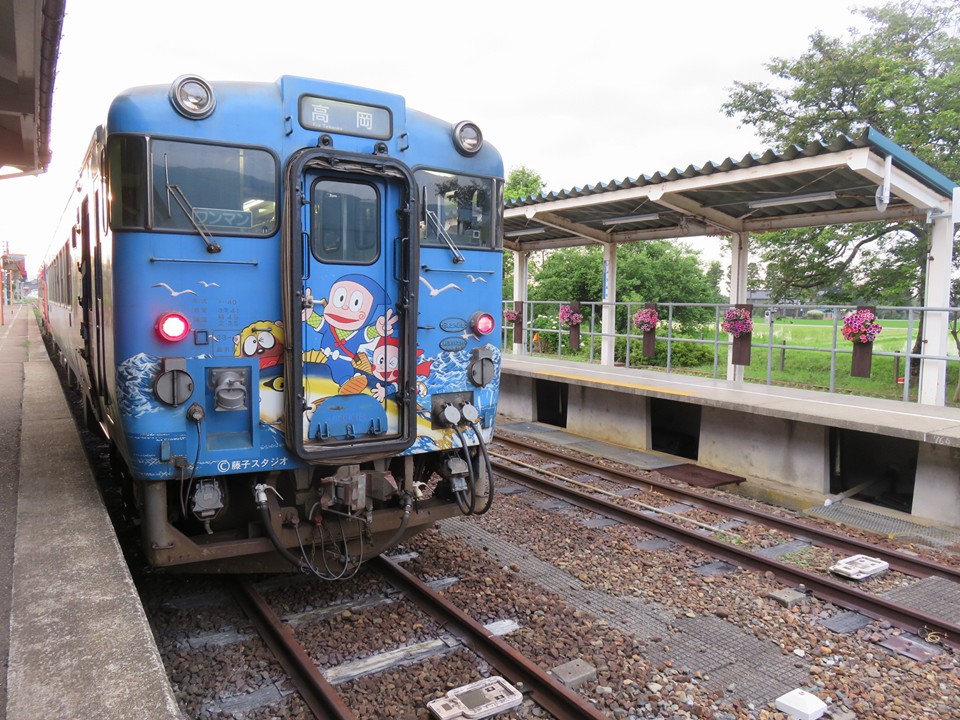 城端駅前花飾り水やり当番