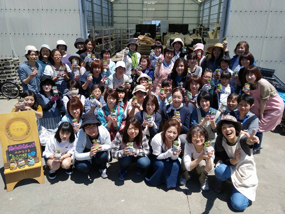 大人気のカラーサンドを使って多肉の寄せ植え