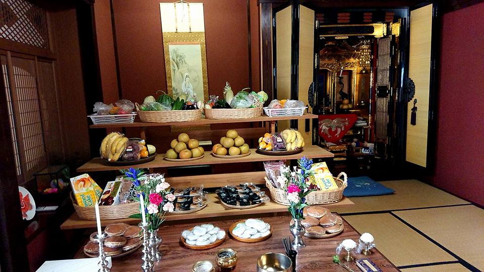 毎年の恒例行事の一族が集まって先祖供養