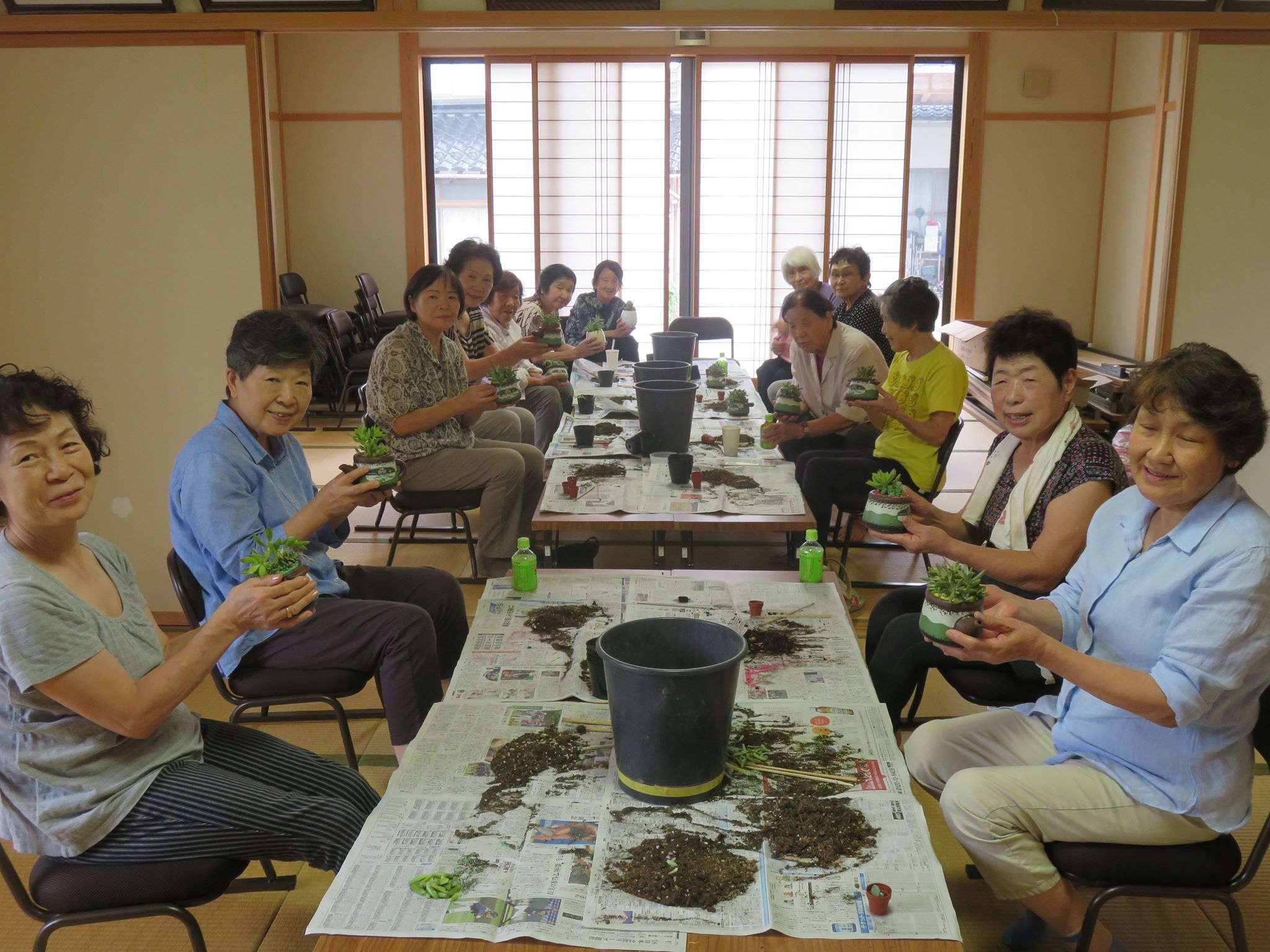 サロンで多肉植物の寄せ植え教室