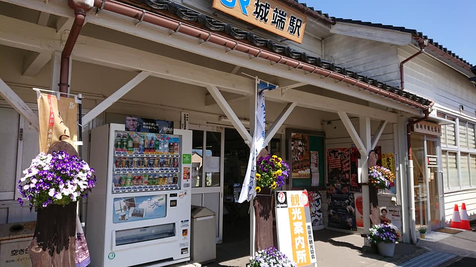 駅前花飾りのお手入れ