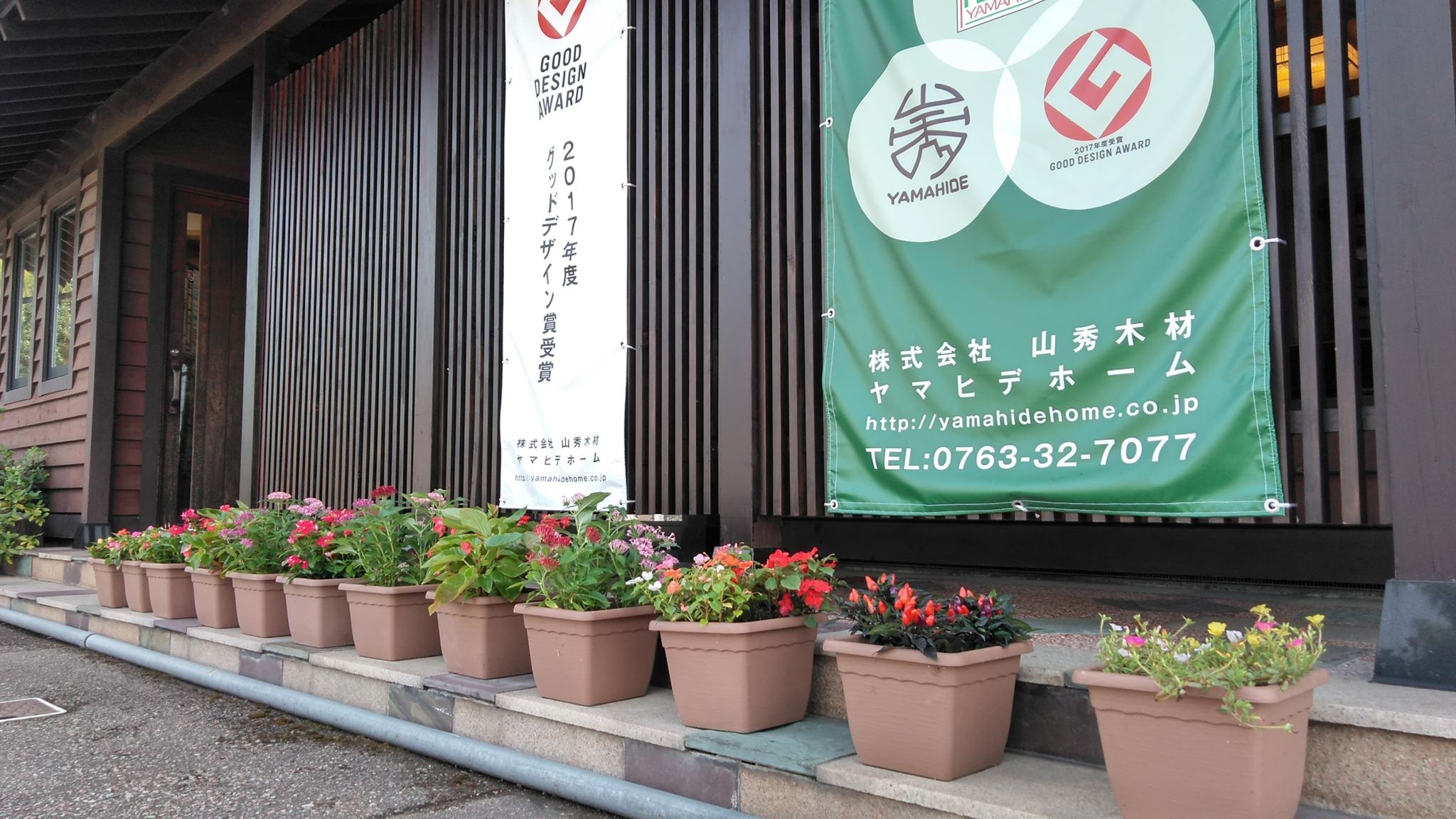 住宅会社の庭先へお花の納品