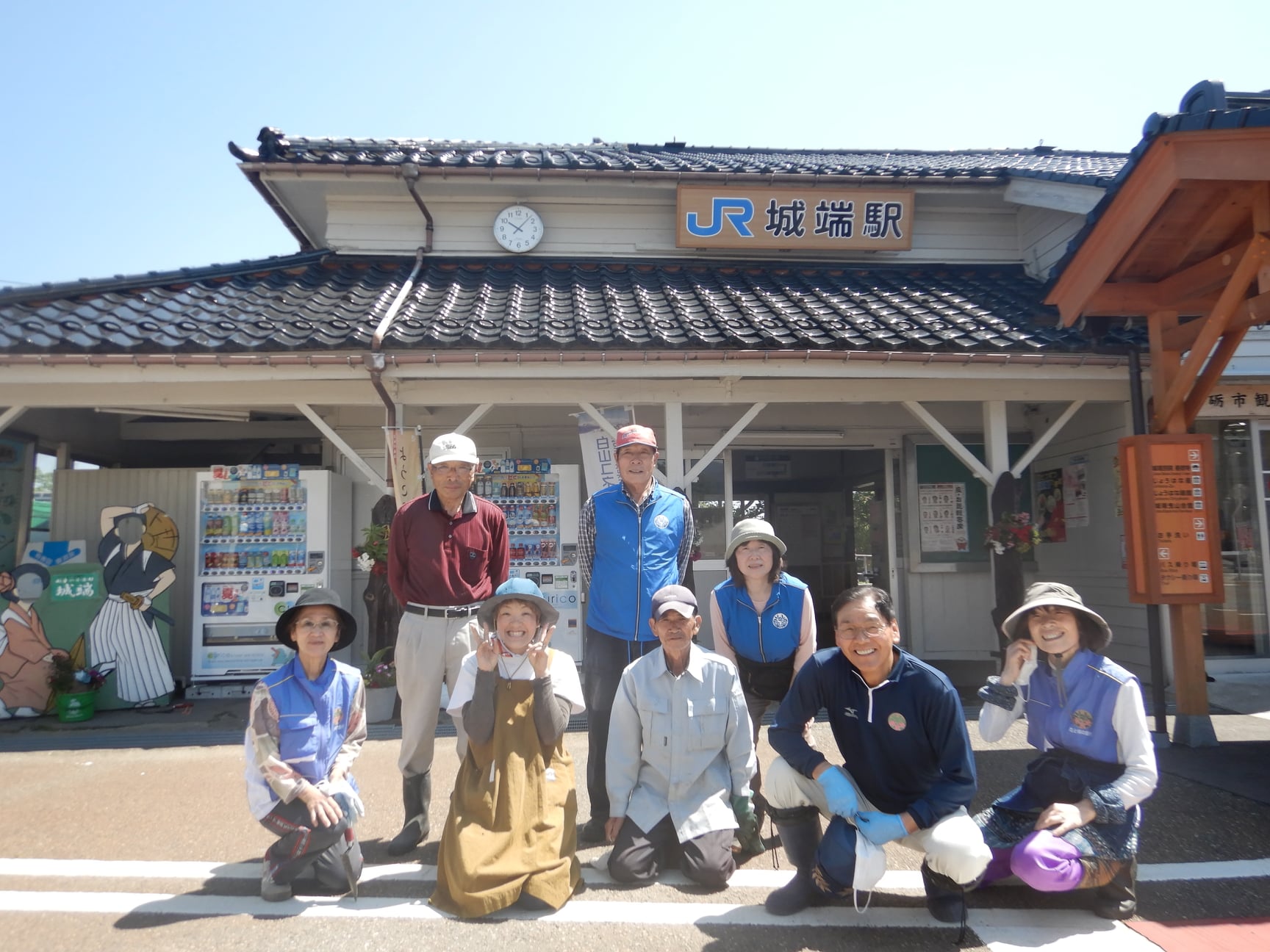 城端駅前花飾り夏バージョン🌸