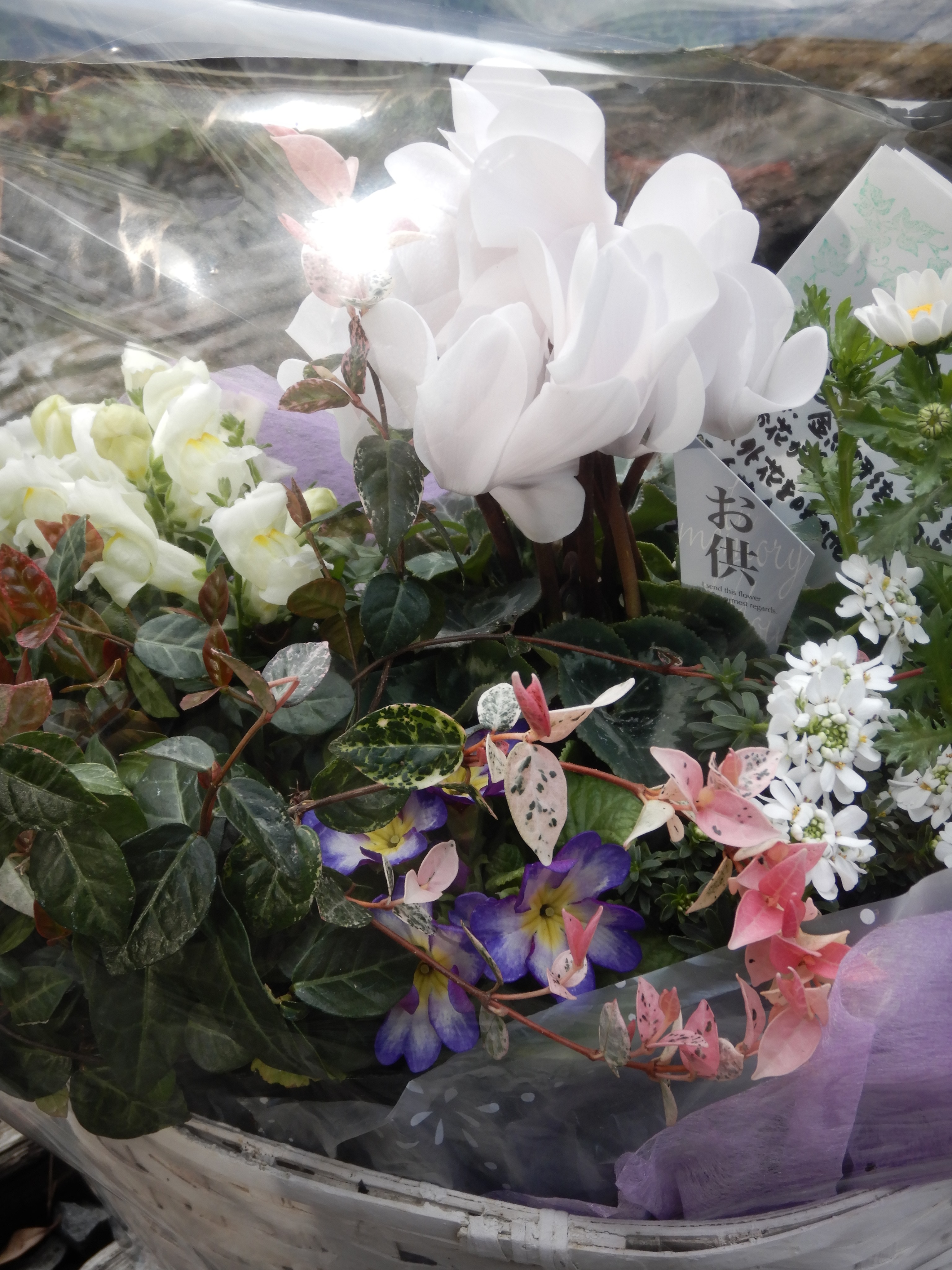 ご友人のお供えにお花を