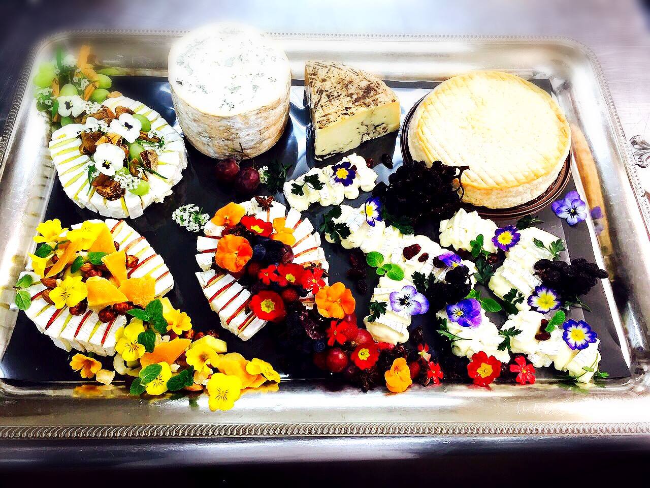 チーズプラトーにエディブルフラワー🌸