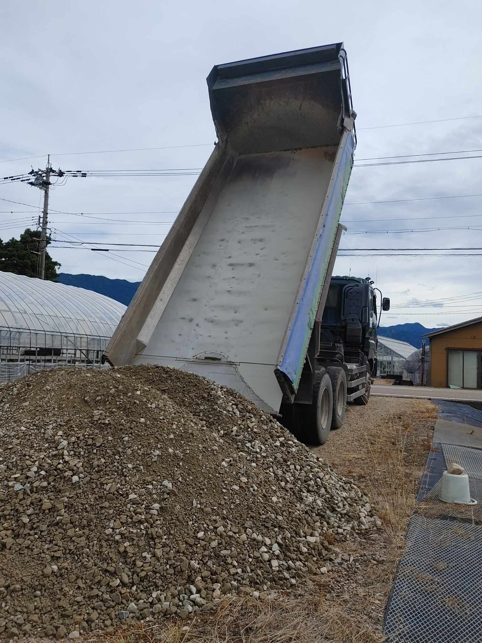 大型トラックが入りました！！