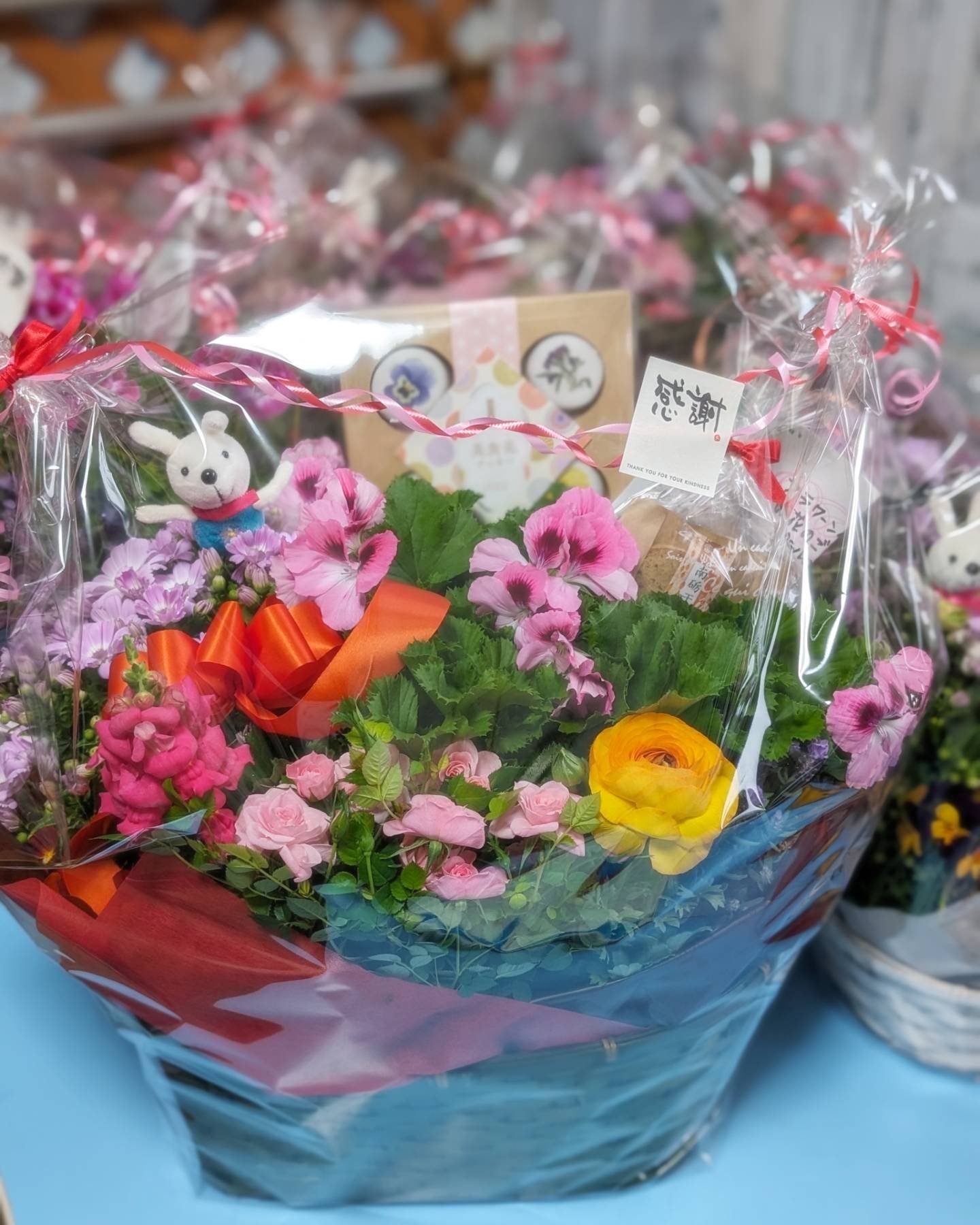 たくさんのフラワーンダフルバスケット