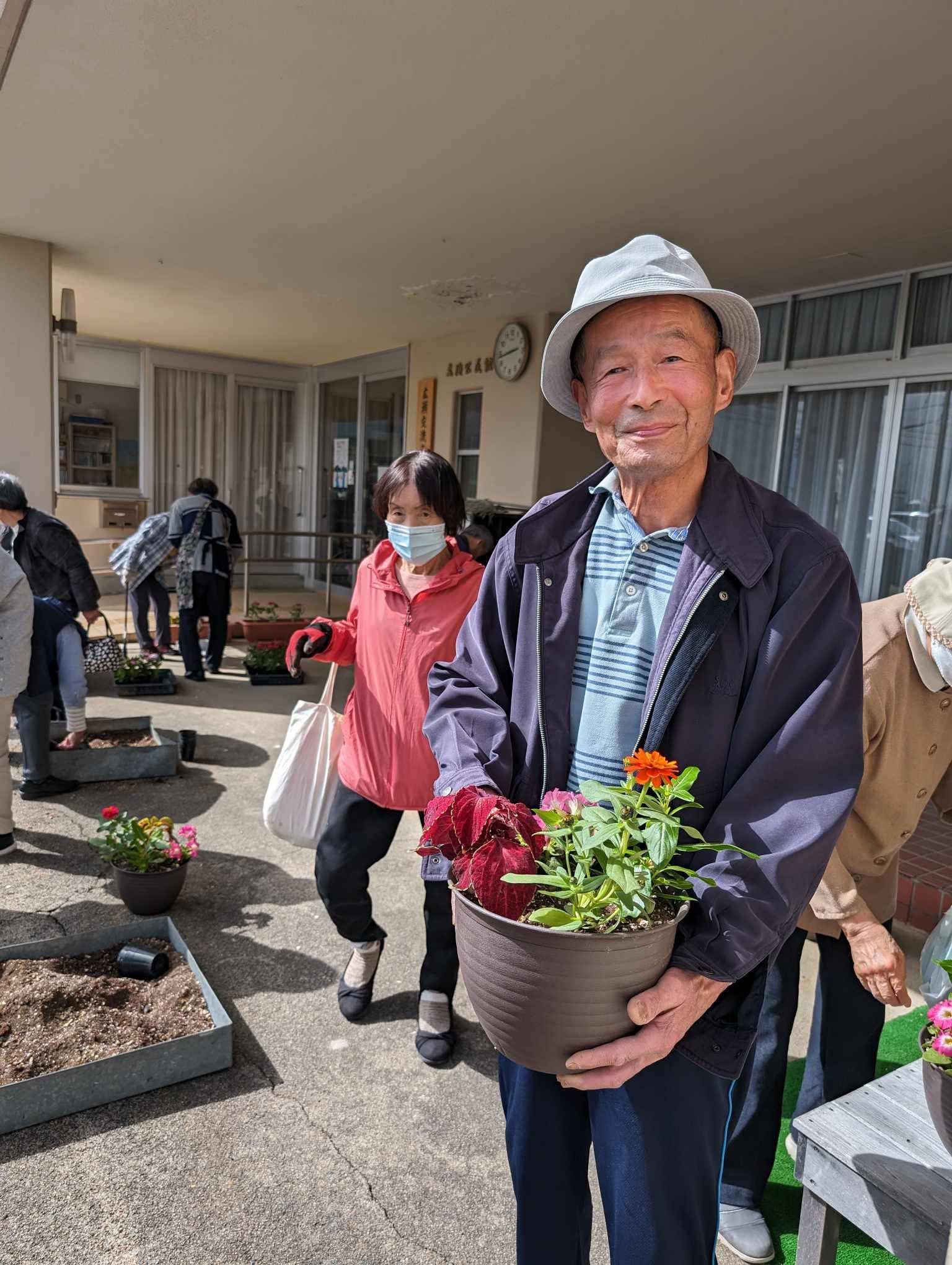 「福寿大学」で寄せ植え教室