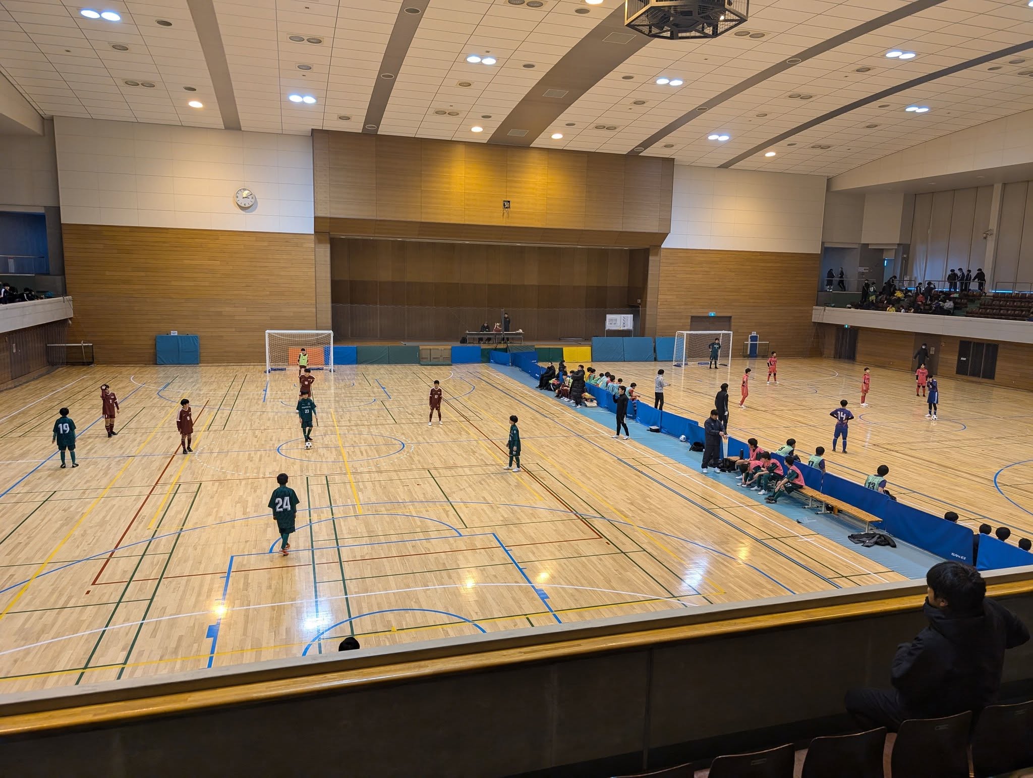 サッカー少年たち南砺で交流試合