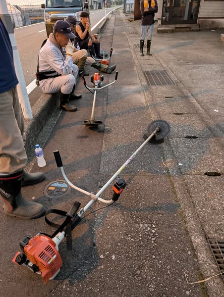 日の出とともに草刈り団