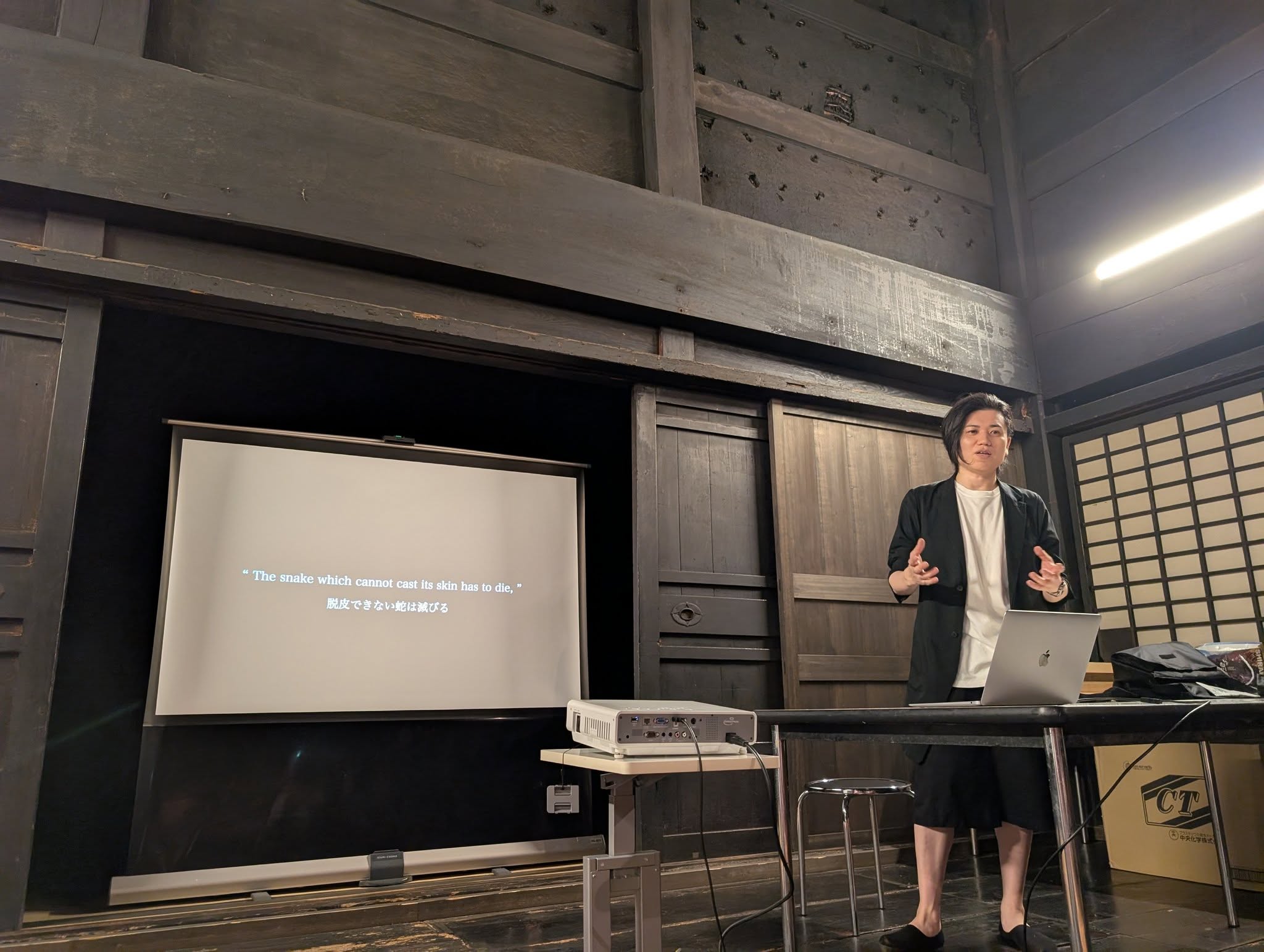 囲炉裏を囲む会に治五右衛門さん登場