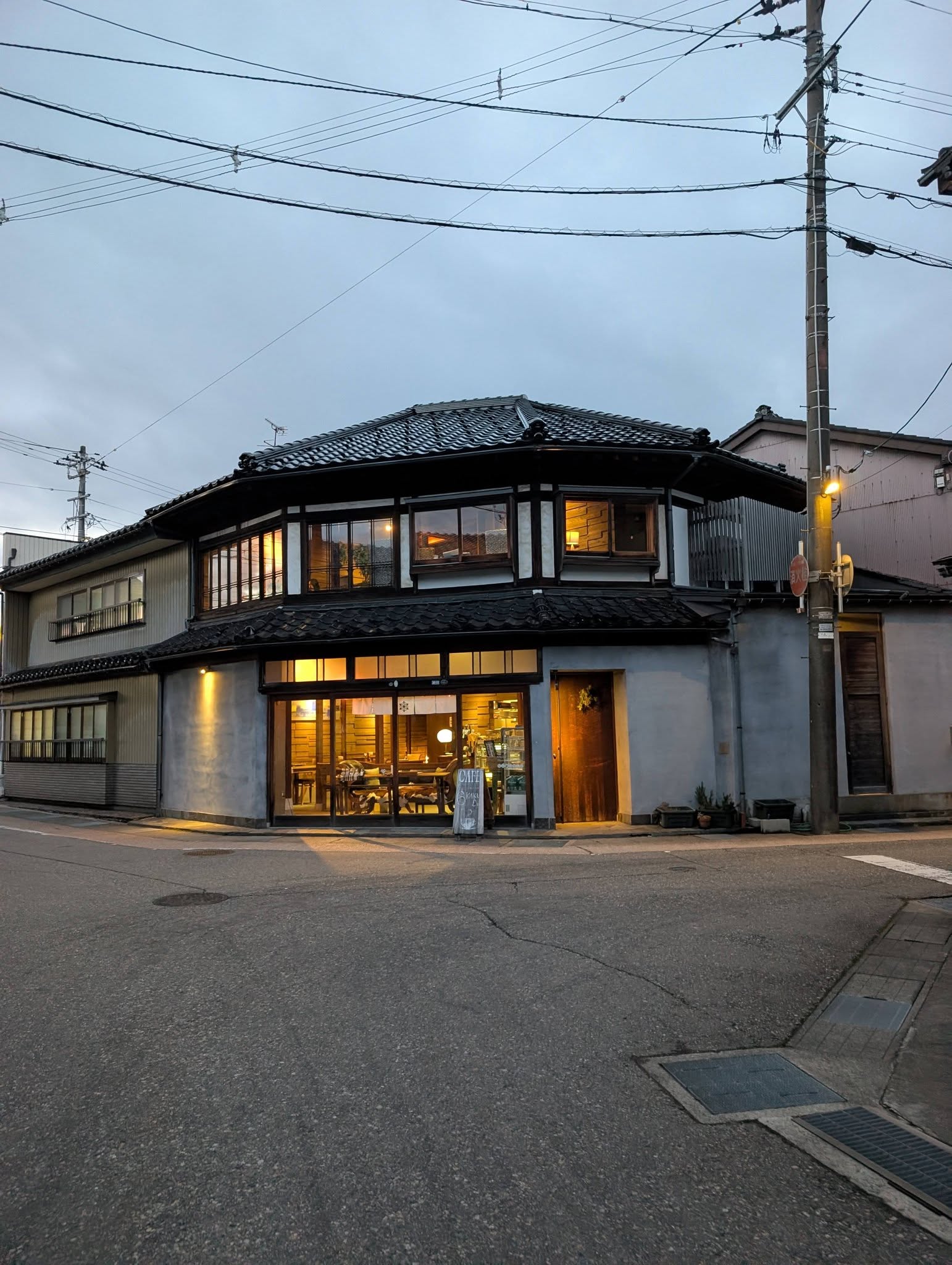 朝大メンバー六角堂へ